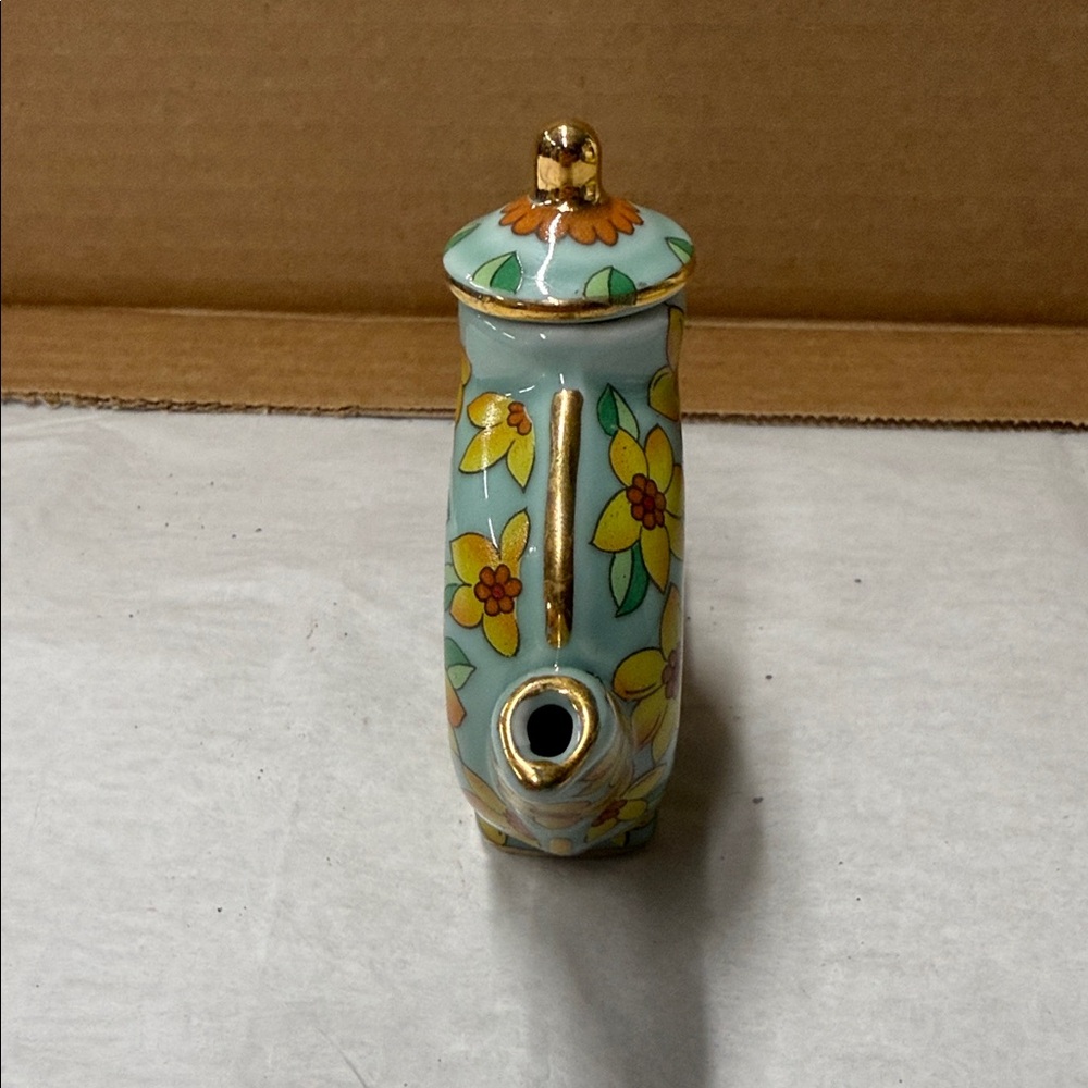 ⭐️2002 Vivian Chan miniature porcelain teapot. - Picture 4 of 16